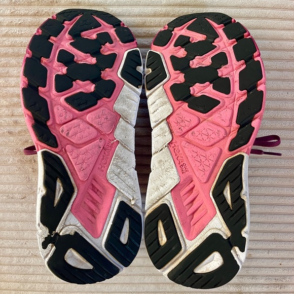 Hoka Arahi 6 Grape Wine / Beautyberry - Picture 9 of 10